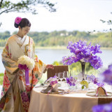 空、緑、湖と和装が絶妙なコラボレーション。
円卓のお花もアレンジも可能。