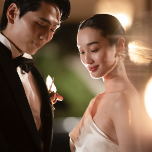 やわらかな光が包むナイトシーン。ふたりの絆がより深まる、ロマンティックな時間。|THE ORIENTAL TERRACE HIDEAWAY（ジオリエンタルテラス ハイダウェイ）の写真(52240118)