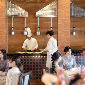 目の前で仕上げられる料理にゲストもワクワク。五感で楽しむライブキッチン。|THE ORIENTAL TERRACE HIDEAWAY（ジオリエンタルテラス ハイダウェイ）の写真(52239397)
