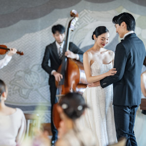 生演奏に包まれて踊るふたり。音楽とリズムが彩る、大人のウェディングスタイル。|THE ORIENTAL TERRACE HIDEAWAY（ジオリエンタルテラス ハイダウェイ）の写真(52240123)