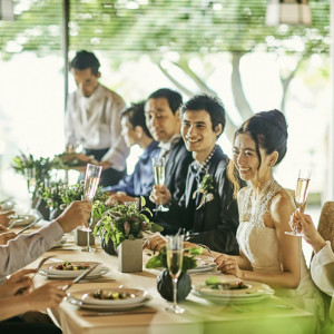 少人数・会食会では湖の景気を望むアットホームな空間でお食事を|THE ORIENTAL TERRACE HIDEAWAY（ジオリエンタルテラス ハイダウェイ）の写真(1179070)