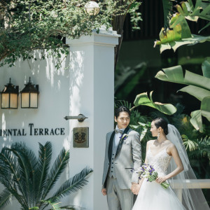 緑と陽光に包まれるエントランス。ふたりの門出にふさわしい一枚をここで。|THE ORIENTAL TERRACE HIDEAWAY（ジオリエンタルテラス ハイダウェイ）の写真(52240125)