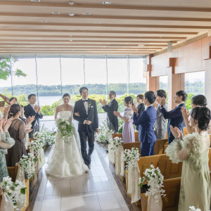 ゲストの祝福に包まれながらの退場シーン。感動と喜びが満ちるひととき。|THE ORIENTAL TERRACE HIDEAWAY（ジオリエンタルテラス ハイダウェイ）の写真(52238467)