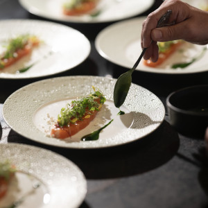 一皿一皿、丁寧に仕上げるシェフの技。五感で味わう美食体験をゲストに。|THE ORIENTAL TERRACE HIDEAWAY（ジオリエンタルテラス ハイダウェイ）の写真(52239395)