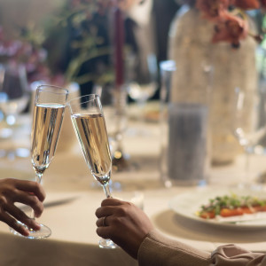乾杯の瞬間が、パーティの始まりを告げる。祝福の音が会場を包む。|THE ORIENTAL TERRACE HIDEAWAY（ジオリエンタルテラス ハイダウェイ）の写真(52239619)