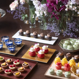 華やかなスイーツの数々に心弾む。ゲストの笑顔が広がる甘いひとときを演出。|THE ORIENTAL TERRACE HIDEAWAY（ジオリエンタルテラス ハイダウェイ）の写真(47240803)
