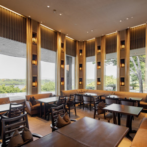 大きな窓から佐鳴湖を望むレストラン。自然光が心地よいおもてなしのひととき。|THE ORIENTAL TERRACE HIDEAWAY（ジオリエンタルテラス ハイダウェイ）の写真(52238476)