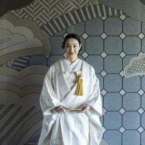 モダンな背景に凛と佇む白無垢の花嫁。和の品格と芯のある美しさを。|THE ORIENTAL TERRACE HIDEAWAY（ジオリエンタルテラス ハイダウェイ）の写真(52238870)