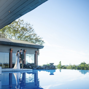 青空と水面がつながるインフィニティプールでのワンシーン。特別感あふれる空間。|THE ORIENTAL TERRACE HIDEAWAY（ジオリエンタルテラス ハイダウェイ）の写真(52238889)