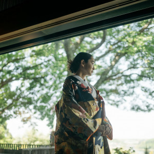 凛とした眼差しの先に広がる、新たな門出。色打掛が空間に華を添える一枚。|THE ORIENTAL TERRACE HIDEAWAY（ジオリエンタルテラス ハイダウェイ）の写真(52238876)