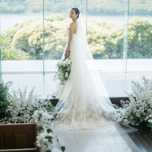 花嫁を引き立てる窓一面の佐鳴湖ビュー。圧倒的な透明感が美しく広がる。|THE ORIENTAL TERRACE HIDEAWAY（ジオリエンタルテラス ハイダウェイ）の写真(52238874)