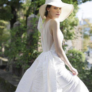 花嫁たちを美しく彩る純白のドレスは、高級裁縫にこだわったオートクチュールシルクドレス。|THE ORIENTAL TERRACE HIDEAWAY（ジオリエンタルテラス ハイダウェイ）の写真(12092403)