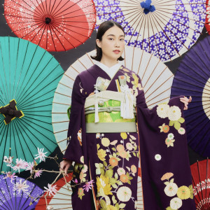 彩り豊かな和傘が、古典柄の振袖をより艶やかに引き立てる一枚。|THE ORIENTAL TERRACE HIDEAWAY（ジオリエンタルテラス ハイダウェイ）の写真(52239841)