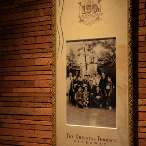歴史を感じるレンガ壁と一枚の写真。記憶に残る背景で撮るレトロモダンなショット。|THE ORIENTAL TERRACE HIDEAWAY（ジオリエンタルテラス ハイダウェイ）の写真(52240124)