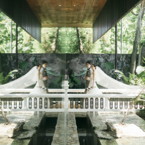 静けさと緑に包まれるロビー。水鏡に映るふたりが、まるで絵画のよう。|THE ORIENTAL TERRACE HIDEAWAY（ジオリエンタルテラス ハイダウェイ）の写真(52238884)