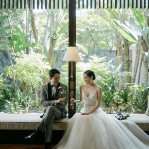 木漏れ日が差し込む窓辺で。ゆったりと流れるふたりだけの前撮りタイム。|THE ORIENTAL TERRACE HIDEAWAY（ジオリエンタルテラス ハイダウェイ）の写真(52238880)