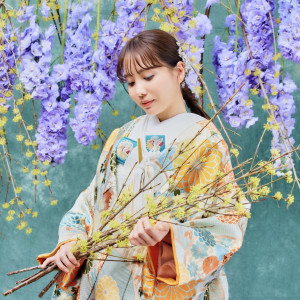 花に囲まれた一枚。柔らかな表情に、これからの人生への希望が宿る。|THE ORIENTAL TERRACE HIDEAWAY（ジオリエンタルテラス ハイダウェイ）の写真(52239840)