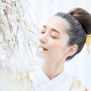 春風とともに微笑む白無垢の花嫁。満ちる光が、心の豊かさを映し出す。|THE ORIENTAL TERRACE HIDEAWAY（ジオリエンタルテラス ハイダウェイ）の写真(52239837)