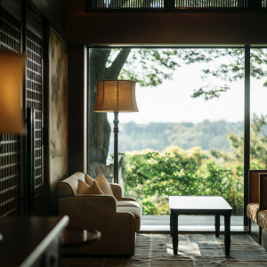 森の中のリビングのようなラウンジ。佐鳴湖を望む非日常の贅沢なひととき。|THE ORIENTAL TERRACE HIDEAWAY（ジオリエンタルテラス ハイダウェイ）の写真(52239038)