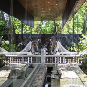 水と緑に囲まれた幻想的な空間。和装も洋装も美しく映えるフォトスポット。|THE ORIENTAL TERRACE HIDEAWAY（ジオリエンタルテラス ハイダウェイ）の写真(52238471)