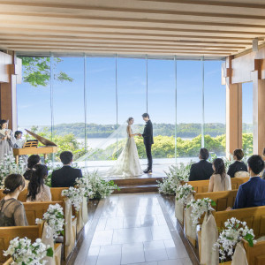 木の温もりと自然光が満ちるチャペル。佐鳴湖の景色が誓いの瞬間を彩ります。|THE ORIENTAL TERRACE HIDEAWAY（ジオリエンタルテラス ハイダウェイ）の写真(52238868)