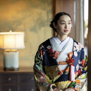 柔らかな灯りに包まれて佇む花嫁。和とモダンが調和する特別な時間。|THE ORIENTAL TERRACE HIDEAWAY（ジオリエンタルテラス ハイダウェイ）の写真(52238866)