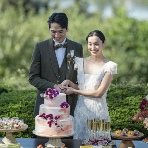 笑顔がこぼれるケーキセレモニー。自然に囲まれて交わす幸せの約束。|THE ORIENTAL TERRACE HIDEAWAY（ジオリエンタルテラス ハイダウェイ）の写真(52239622)