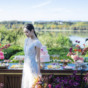佐鳴湖を背景に佇む花嫁。色とりどりのフラワーデコレーションが美しく映える。|THE ORIENTAL TERRACE HIDEAWAY（ジオリエンタルテラス ハイダウェイ）の写真(52239033)
