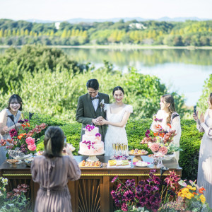 佐鳴湖を望むテラスで行うケーキ演出。ゲストとの距離も近く、笑顔あふれる時間。|THE ORIENTAL TERRACE HIDEAWAY（ジオリエンタルテラス ハイダウェイ）の写真(52239041)