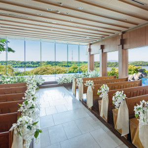 木のぬくもりと陽光に包まれるチャペル。佐鳴湖の絶景が広がる誓いの舞台。|THE ORIENTAL TERRACE HIDEAWAY（ジオリエンタルテラス ハイダウェイ）の写真(52238474)