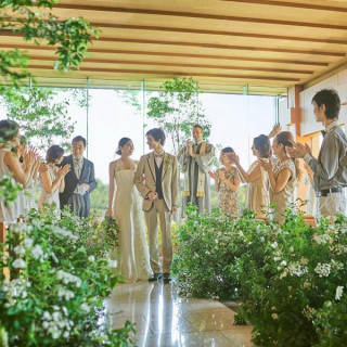 空と湖と緑に包まれて——浜松唯一の絶景チャペル挙式が10万円相当→今だけ無料