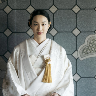 凛とした白無垢姿で新たな一歩へ。和の美しさを引き立てる印象的な一枚。
