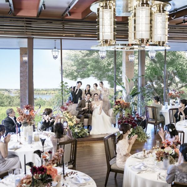 佐鳴湖を望む披露宴会場。光と花に包まれた幸せなひとときをゲストと共に。|THE ORIENTAL TERRACE HIDEAWAY(ジオリエンタルテラス ハイダウェイ)の写真(52240117)