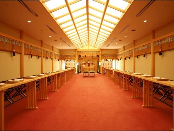 厳粛な雰囲気漂うホテル館内 神殿