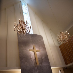 ホテルグランヒルズ静岡オリジナル特別オーダーの「十字架」はヨーロッパ各地の教会を手がけるフランスパッカー社製。|ホテルグランヒルズ静岡（旧ホテルセンチュリー静岡）の写真(830616)