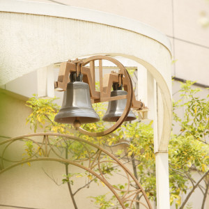 おふたりが鳴らす、幸せの鐘の音がパティオに響く。|ホテルグランヒルズ静岡（旧ホテルセンチュリー静岡）の写真(14264991)