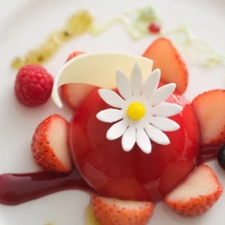 赤いフランボワーズのムースに、お砂糖でつくったディジーの白い花がパーティ会場を華やかに。