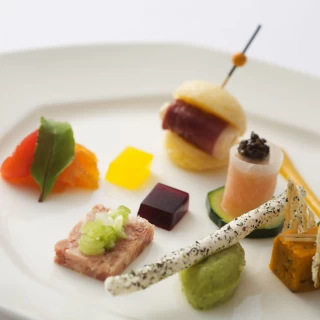 和食・洋食・中華それぞれのコースをご用意。おふたりで好きに組み合わせるコースが人気！