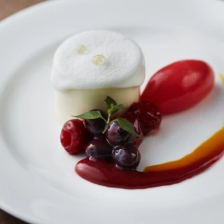 スプーンがすっと入るほど滑らかなのは、生のクリームチーズ、というあかし。