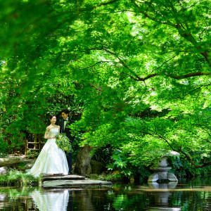 1万坪の日本庭園内には、心安らぐ清泉池、枯山水、寛永寺灯籠など見どころも多い。|ホテルニューオータニの写真(23144698)