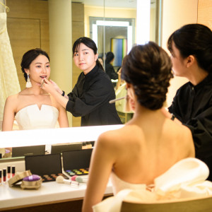 花嫁がドレスに着替え、ヘアメイクを整える専用の部屋「ブライズルーム」。 洗練されたプライベート空間で、リラックスしてドレスアップできる。|ホテルニューオータニの写真(23144757)