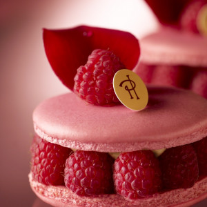ホテルニューオータニオリジナルと、ピエール・エルメ・パリによるウエディングケーキ|ホテルニューオータニの写真(2260367)