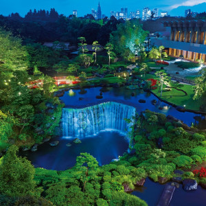 夜になるとライトアップする日本庭園。照明デザイン監修は、東京タワーやレインボーブリッジを手掛けた日本を代表する照明デザイナー石井幹子氏。|ホテルニューオータニの写真(1023596)