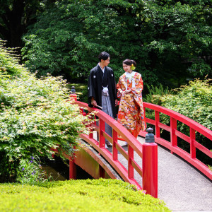 緑豊かな日本庭園のに映える朱色の太鼓橋。絶景フォトスポットとしても人気。|ホテルニューオータニの写真(23144699)