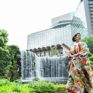 400年の歴史ある日本庭園内には、高さ6mの大滝など、和装に似合うフォトスポットが多数あります。|ホテルニューオータニの写真(23144755)