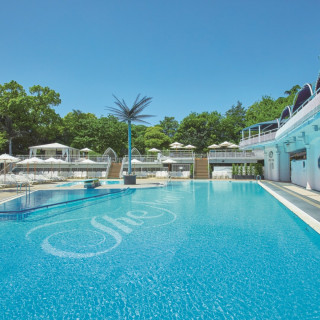 【来館特典】開放的な都心のリゾート『GARDEN POOL（ガーデンプール）』へペアご招待！