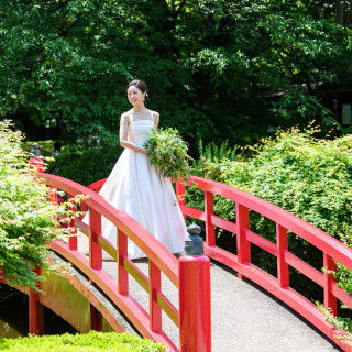 日本庭園の象徴でもある太鼓橋に注目を。和装も洋装もお愉しみいただけます。