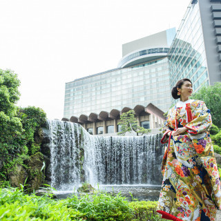 400年の歴史ある日本庭園内には、高さ6mの大滝など、和装に似合うフォトスポットが多数あります。