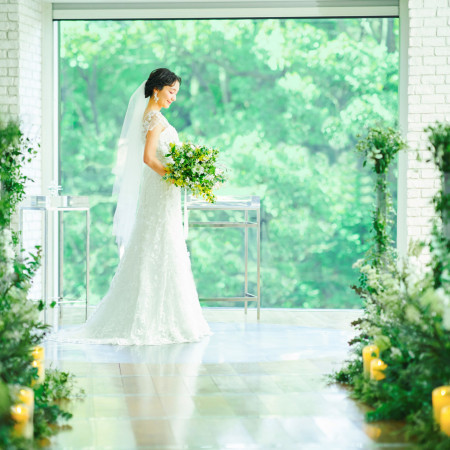 【サンライズ・ガーデン】窓外に臨む日本庭園の緑が美しく映え、ナチュラルな空間で花嫁姿を引きたてる