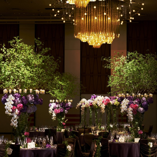 開業当時から伝統と格式を受け継いできた「芙蓉の間」。天井には壮大なシャンデリアが煌く。|ホテルニューオータニの写真(530944)